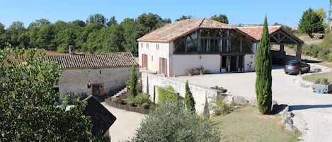 Vue générale de la grange, de l'ancienne étable et du boulodrome