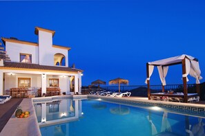 Gorgeous Villa José Dos, below the night sky of Andalucia!