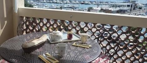 petit déjeuner face au port et à st tropez