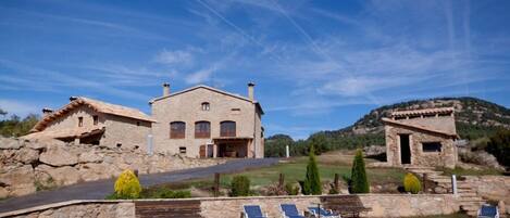 Casa Montañas is a great holiday house in the beginning of the Pyrenees. 