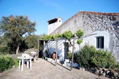 Very peaceful 300 year old cottage with rustic charm and stunning view