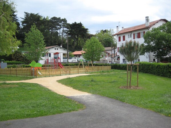 aire de jeux pour les enfants côté balcon