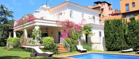 Stunning villa with large gardens and swimming pool