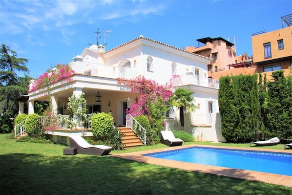 Stunning villa with large gardens and swimming pool