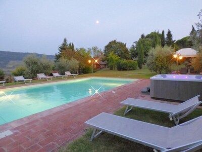 Villa independiente en el campo panorámico.