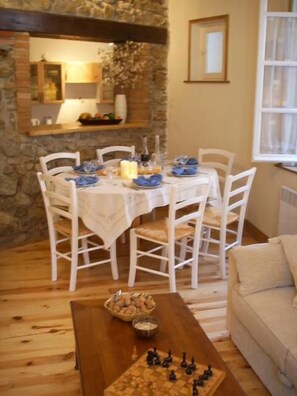 The dining area in the lounge