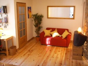 Reverse shot of lounge