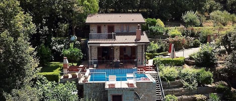 Villa mit Pool und Grundstück
