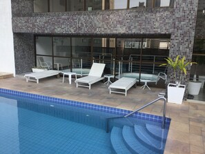 Piscinas com cadeiras de repouso