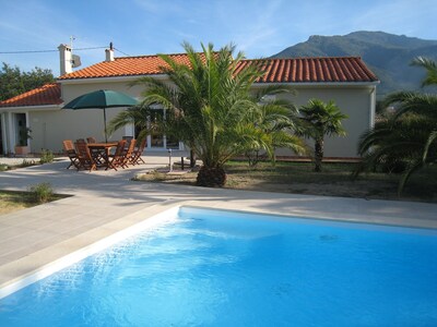 Casa de vacaciones con piscina privada a los pies de los Pirineos y cerca de la playa.