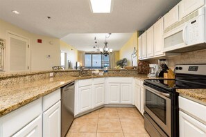 Kitchen w new granite countertops