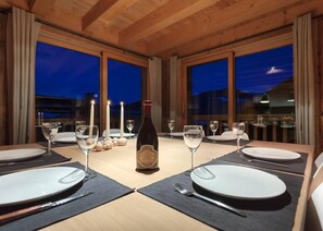 Diner à 12 autour de la table avec vue sur les cîmes