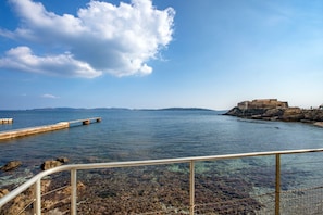 Vue depuis le balcon, sur la Tour Fondue et sur Porquerolles