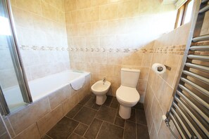 En suite bathroom (Room 3)