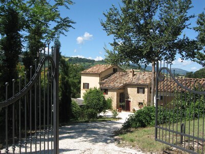 Atemberaubende Talposition. Stilvolle Wohnung in italienischem Bauernhaus, mit Pool. 