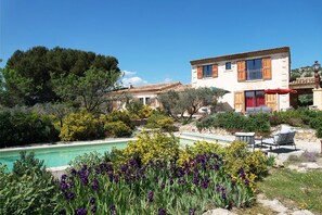 Mouries holiday rental house with pool to rent for 10 people
