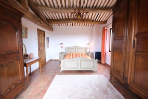 Mouries holiday rental house with pool to rent 5 bedrooms 10 people