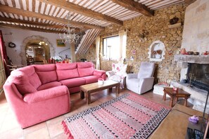 Mouries holiday rental house with pool rent living room for 10 people