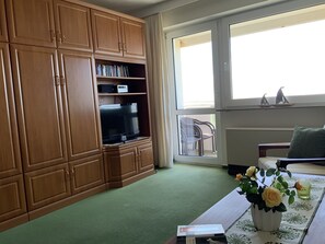 Wohnzimmer mit zwei Schrank-Klappbetten - MEERBLICK-Ferienwohnung KRANICH 