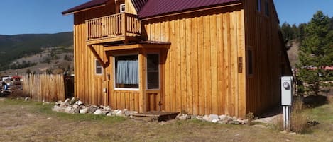 Cabin front' side at River Street, showing balcony from 'West Elk Suite' bedroom