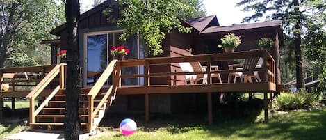 Waterfront Cabin on Lake Thompson~Screened in Porch and large deck!! 