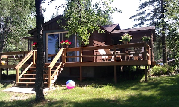 Waterfront Cabin on Lake Thompson~Screened in Porch and large deck!! 