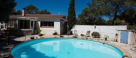 la piscine et la maison, vue du plongeoir