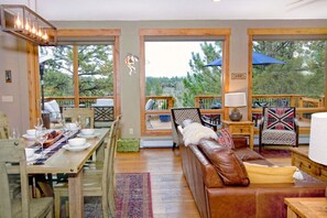 Entranceview of living room and dining table