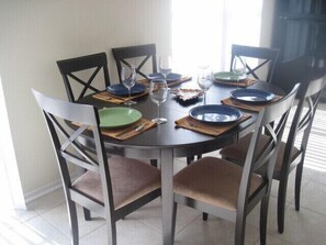 Dining Area - seating for 6