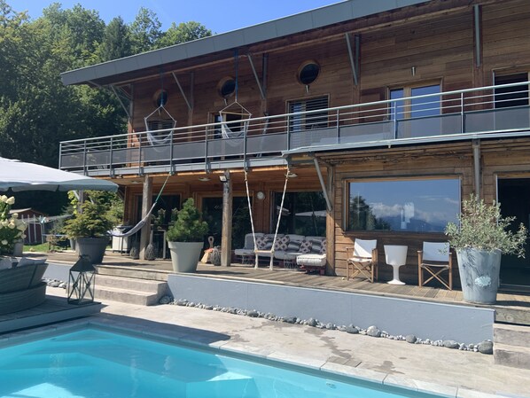 Face au lac et montagne, piscine, coin canapé,  hamacs et balançoire