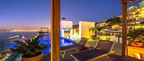 Beautiful rooftop pool with jacuzzi 