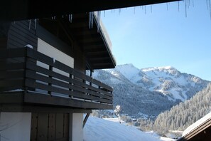 Vue du salon côté sud. Les pistes du Linga sont visibles.