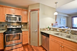 Well-equipped kitchen, with granite countertops, stainless appliances and more!