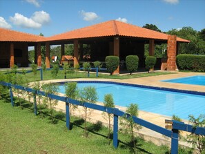 vista da piscina e area de churrasqueira