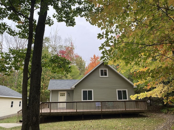 Build memories with friends & family at our Higgins Lake Living Good Cottage