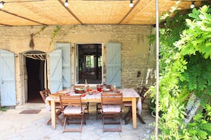 Al fresco dining table outside kitchen 