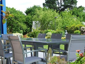 Un salon de jardin et des bain de soleil pour profiter du soleil