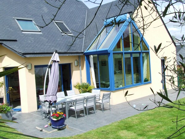 Maison située Sud Ouest, le soleil inonde la terrasse toute la journée. 