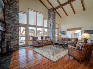 Black Eagle 31, Living Room 1
