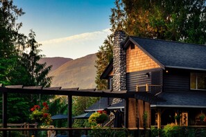 West Coast River Lodge 
Private Lodge Accommodation 
Vancouver Island 