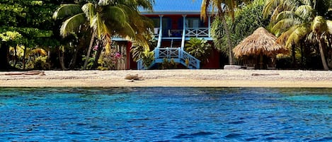 The Coral House on Treasure Beach, Utila 