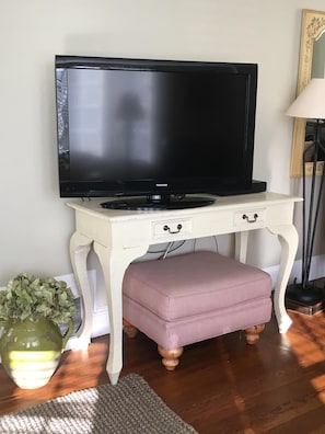 Large flat screen tv , Comcast cable tv, all channels