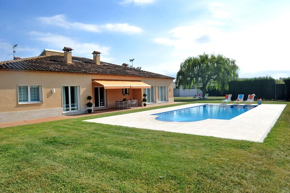 Large private garden with pool