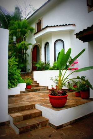 Front entrance of Casa Mis Amores.