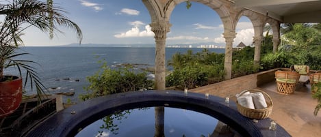 Vida Alta Jacuzzi & View - Penthouse Villa at Casa Tres Vidas