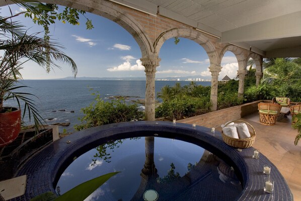 Vida Alta Jacuzzi & View - Penthouse Villa at Casa Tres Vidas