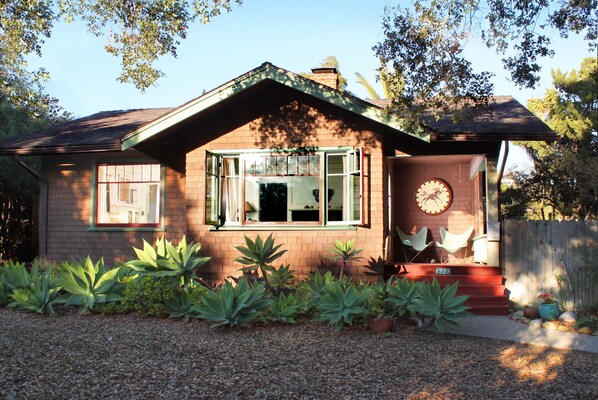 1917 Craftsman Bungalow & porch 
open front yard under a giant live oak tree 