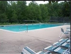 Private pool and tennis courts
Not heated Open May to September