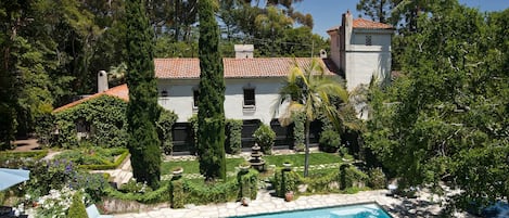 Step into the world of Ravenscroft, a haven of serenity & luxury in Montecito.