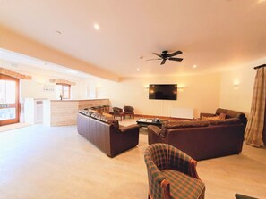 BESPOKE BAR | 75" SMART TV | PLUSH LEATHER SOFAS | LOUNGE | CEILING FAN | PATIO